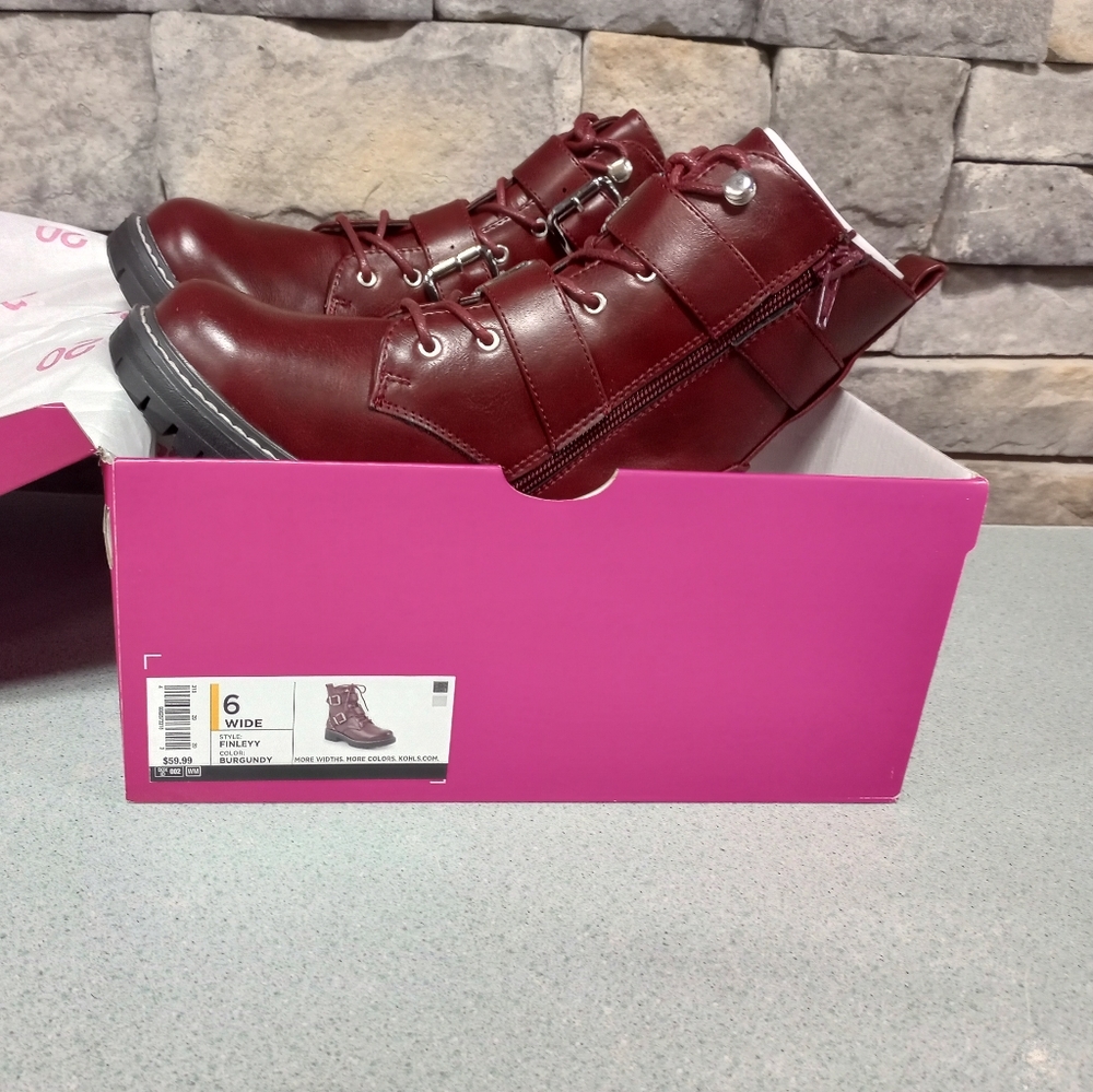 Brand New In Box Ladies Size 6 Boots